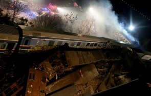 гърция тежка влакова катастрофа десетки загинали ранени снимки видео