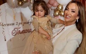 малката галина одра кожата баба глория снимки