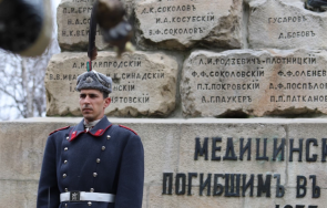 медици курсанти вма поклониха докторския паметник