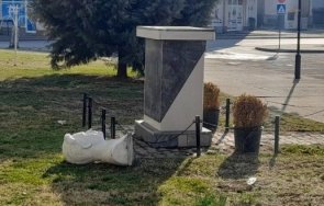 обезглавиха паметник никола вапцаров северна македония