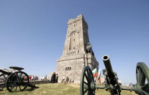 ограничено движението паметника шипка