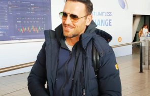 никос вертис пристигна софия фенка чака час поднесе снимки