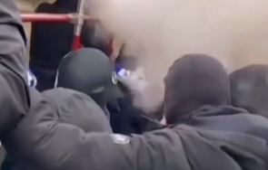 вандализъм футболни фенове пръскаха пожарогасител вагон метрото