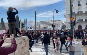 жестоки сблъсъци полиция протестиращи атина видео