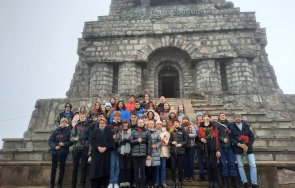 елеонора митрофанова посланикът беларус положиха цветя шипка навечерието март