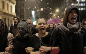 бомби камъни студентите гърция изправиха полицията заради влаковата катастрофа