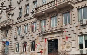 извънредно пик напрежението ескалира столична община протестиращи социалисти замерят яйца червена боя сградата живо видео снимки