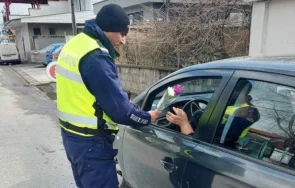 жест пътни полицаи раздават цветя дамите волана пловдив