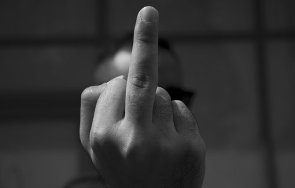 показването среден пръст основно човешко право