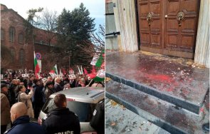 извънредно пик напрежението ескалира столична община протестиращи социалисти замерят яйца червена боя сградата живо видео снимки