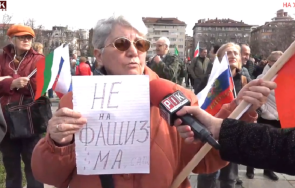 екшън пик нинова компания бранят телата паметника съветската армия социалистически евъргрийни червени знамена подгряват протеста борислав гуцанов скоч