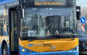 Водач на електробус в София почина, след като се блъсна в стълб