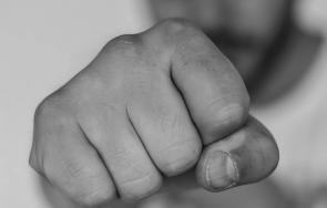 мъж нападна фелдшерка харманли