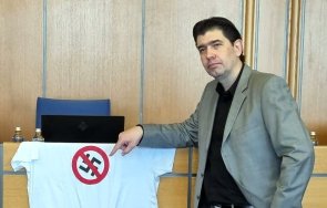 столичните червени възстановяват счупената плоча паметника съветската армия