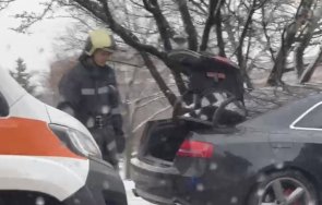 първо пик зверско меле софия три коли размазаха входа студентски град пожарникари режат ламарини видео