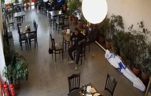 дръжте крадеца наглец отмъкна чанта пари документи човек докато храни