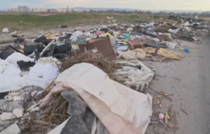 тонове боклуци засипват столичен квартал