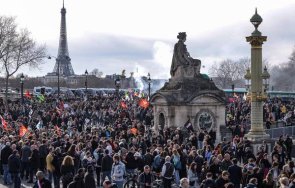 париж гори мощни протести пенсионната реформа макрон видео снимки