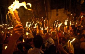 митрополит киприан носи благодатния огън йерусалим април