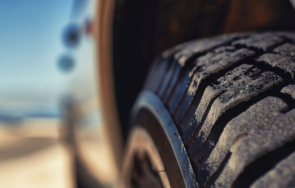 срязаха гумите кола перник