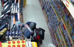 нагла двойка пробва вземе скъпи конструктори детски магазин без пари