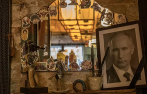 ресторант изложи портрета путин черна лента снимки