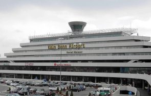 кървав инцидент кола вряза пешеходци летището кьолн снимки