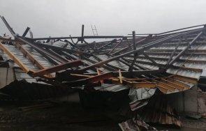 ураганът вдигна въздуха тона метален покрив завод белозем