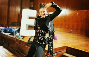 участничка капките пусна полугола снимка