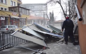 прекършени клони разкъсани билбордове сливен вятърът брули час