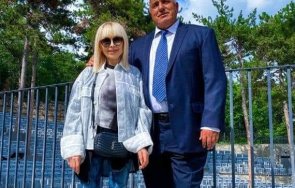 пик ретро бойко затрупа цветя писма лили снимки