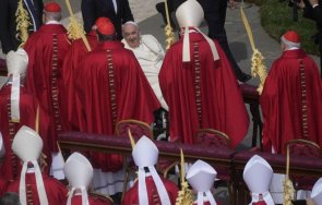 папа франциск присъства служба католическата цветница