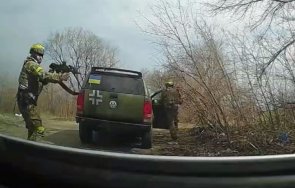 фейк руските окупатори разпространиха фалшиво видео украински войници стрелят майка дете