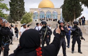 напрежение йерусалим израелската полиция щурмува джамията акса