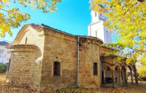 вандали вилняха селска църква унищожиха ценна каменна плоча