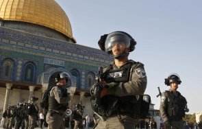 напрежение йерусалим израелската полиция щурмува джамията акса