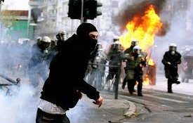 безредици атина младежи подпалиха контейнери нападнаха полицаи видео