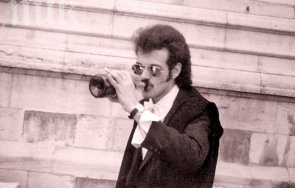 докараха лудост троцкиста дайнов пише постове мъртвопиян нощите кълне 650 000 гербери снимка