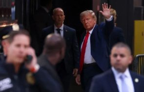 първи път сащ вижте вкарват тръмп ареста снимки