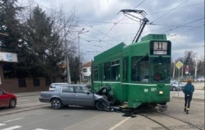 трамвай кола помляха софия тежко пострадали