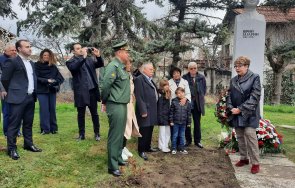 елеонора митрофанова положи цветя банкя снимки