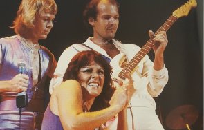 почина дългогодишен китарист aбба