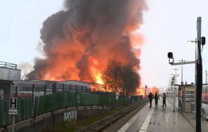 голям пожар гори хамбург предупредиха опасност обгазяване видео