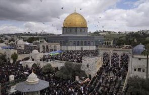 стотици палестинци барикадирали джамията акса израел