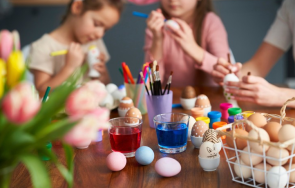 деца боядисват яйца центъра софия