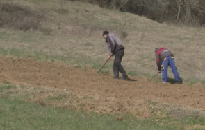 семейство смолянско откри хилядолетна гробница докато копае нивата