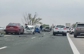 извънредно жестока катастрофа магистрала тракия случайни пътници оказват първа помощ ранените разбиха лост една колите извадят жена снимки