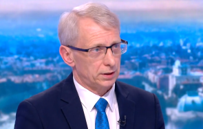 довчерашният социалист божанков разкри изцапат панталона герб