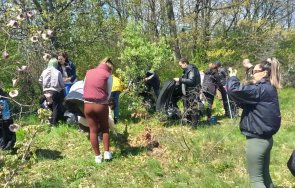 студенти чистят странджа боклуци изхвърлени бежанците