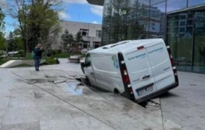 пропаднал тротоар погълна бус софия